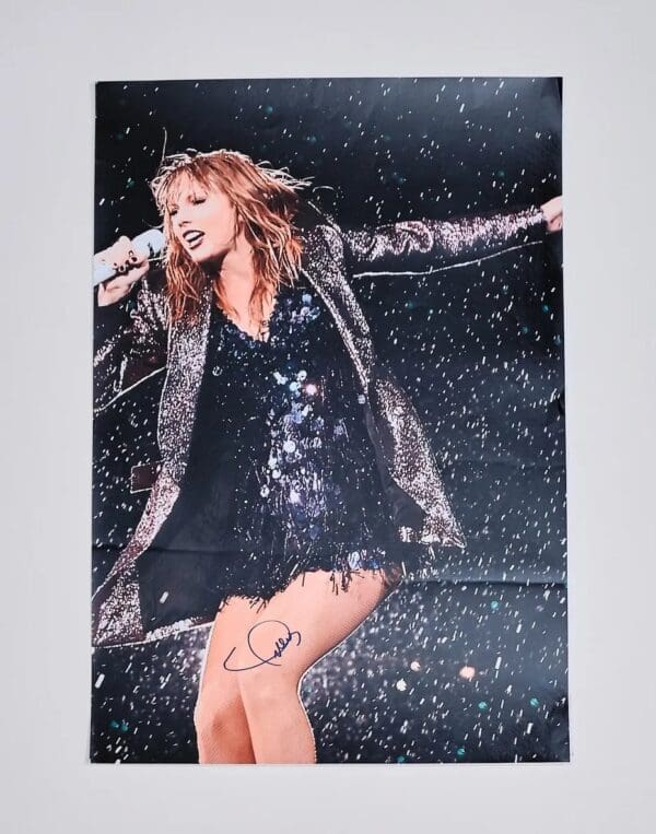 "Taylor Swift" Autographed 13x19 Photo