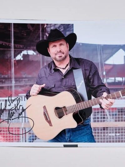 "Garth Brooks" Autographed 14x11 Photo