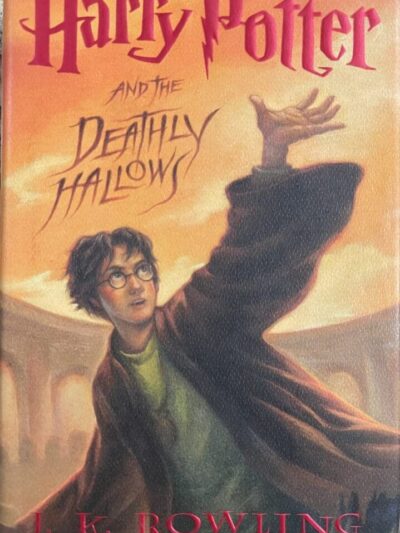 Harry Potter and the Deathly Hallows cover.